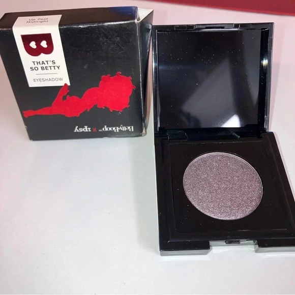 BETTY BOOP x IPSY That's So Betty Eyeshadow in Up Past Midnight - 0.05 oz - Picture 1 of 4
